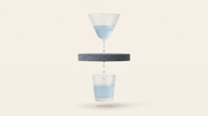水道水を注いで、フィルターで濾して飲む方式です